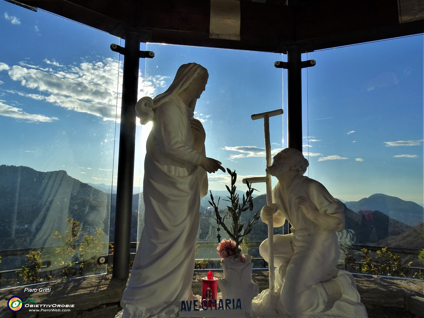 01 Partenza dal tempietto della Madonna del Perello poco sopra Salmezza .JPG